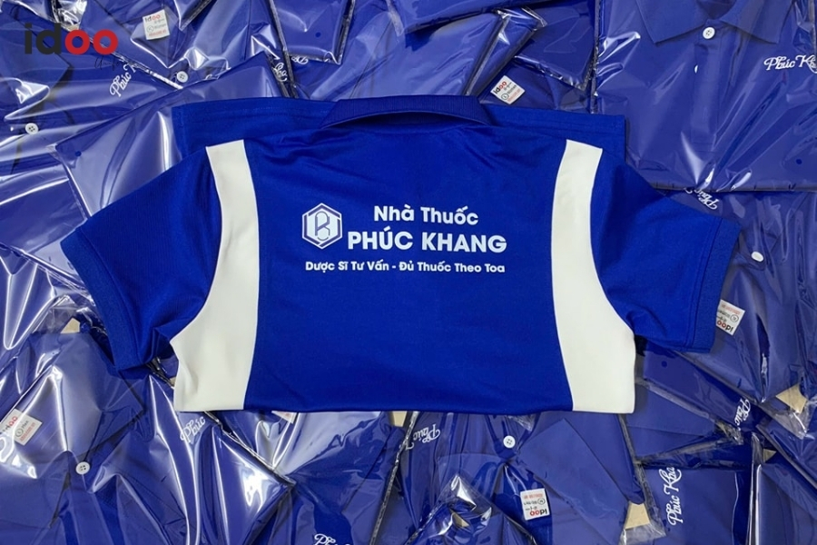 Giá áo thun đồng phục tại Bình Chánh của IDOO tính theo số lượng hay chất liệu?